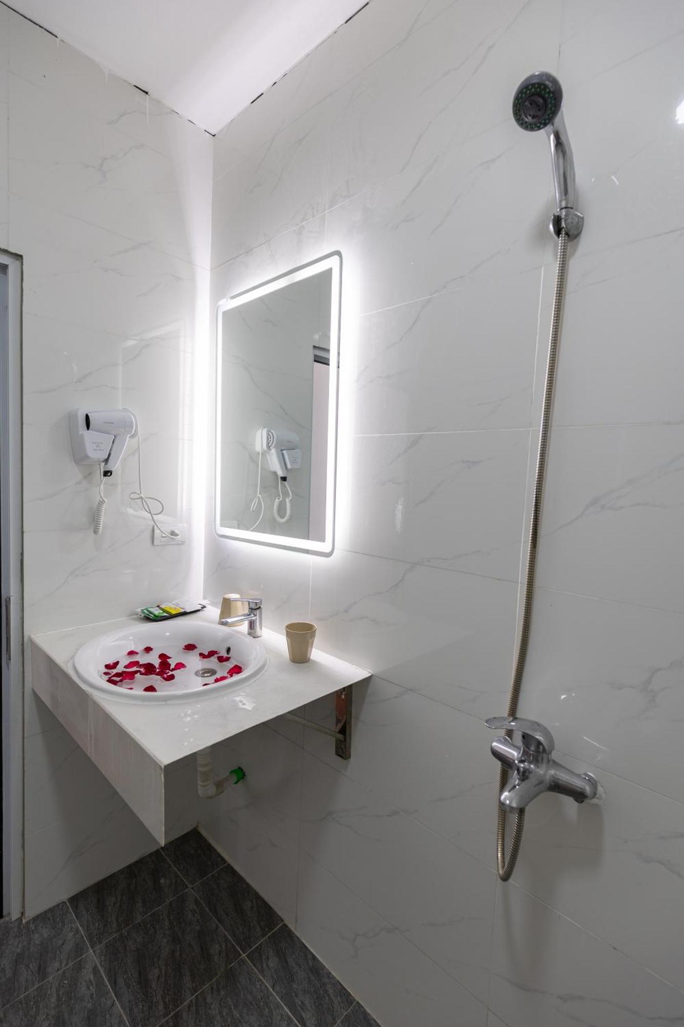Hoang Gia Hotel Dong Anh Extérieur photo